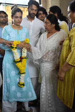 Ankita Lokhande Performs Father's Last Rites With Husband Vicky Jain In Mumbai - SEE PICS