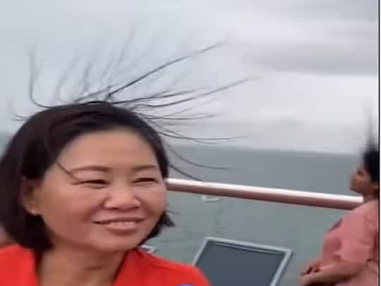 lightning struck on group went for vacation after hairs stand just before accident Viral Video: ਜਹਾਜ 'ਤੇ ਖੜ੍ਹੇ ਹੋਣ ਲੱਗੇ ਲੋਕਾਂ ਦੇ ਵਾਲ, ਇੱਕ-ਦੂਜੇ ਦਾ ਮਜ਼ਾਕ ਉਡਾਉਣ ਲੱਗੇ ਪਰ ਅਚਾਨਕ ਵਾਪਰੀ ਭਿਆਨਕ ਘਟਨਾ