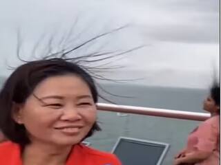 Viral Video: ਜਹਾਜ 'ਤੇ ਖੜ੍ਹੇ ਹੋਣ ਲੱਗੇ ਲੋਕਾਂ ਦੇ ਵਾਲ, ਇੱਕ-ਦੂਜੇ ਦਾ ਮਜ਼ਾਕ ਉਡਾਉਣ ਲੱਗੇ ਪਰ ਅਚਾਨਕ ਵਾਪਰੀ ਭਿਆਨਕ ਘਟਨਾ