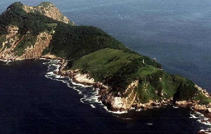 ਬਿਨਾਂ ਸ਼ੱਕ ਇਹ ਧਰਤੀ ਉੱਤੇ ਸਭ ਤੋਂ ਘਾਤਕ ਸਥਾਨਾਂ ਵਿੱਚੋਂ ਇੱਕ ਹੈ। ਸਾਓ ਪੌਲੋ ਤੋਂ 90 ਮੀਲ ਦੂਰ ਇਸ ਟਾਪੂ 'ਤੇ ਦੁਨੀਆ ਦੇ ਸਭ ਤੋਂ ਜ਼ਿਆਦਾ ਸੱਪ ਪਾਏ ਜਾਂਦੇ ਹਨ। ਸੱਪ ਟਾਪੂ ਨੂੰ ਇਲਹਾ ਦਾ ਕੁਇਮਾਡਾ ਗ੍ਰਾਂਡੇ ਵਜੋਂ ਵੀ ਜਾਣਿਆ ਜਾਂਦਾ ਹੈ, ਜਿੱਥੇ ਪ੍ਰਤੀ ਵਰਗ ਮੀਟਰ ਵਿੱਚ ਲਗਭਗ ਪੰਜ ਸੱਪ ਪਾਏ ਜਾਂਦੇ ਹਨ। ਮੰਨਿਆ ਜਾਂਦਾ ਹੈ ਕਿ ਸੱਪ ਇੰਨੇ ਜ਼ਹਿਰੀਲੇ ਹੁੰਦੇ ਹਨ ਕਿ ਉਹ ਮਨੁੱਖ ਦੇ ਮਾਸ ਨੂੰ ਵੀ ਪਿਘਲਾ ਸਕਦੇ ਹਨ।