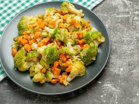 Broccoli Carrot Salad Recipe: बरसात में बनें रहना है हेल्दी, तो खाएं ब्रोकली गाजर सलाद