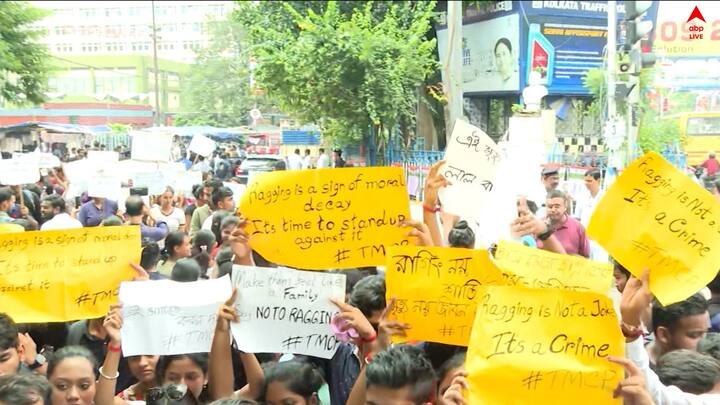 পুলিশ সূত্রে খবর,'মেন হস্টেলের ১০৪ নম্বর ঘরে ওই ছাত্রকে সামনে বসিয়েই লেখা হয়েছিল চিঠি, জোর করে তাকে দিয়ে সই করানো হয় চিঠিতে'।