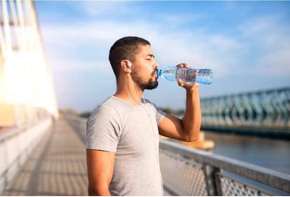 ઓછું પાણી પીવાથી તમારા મગજની કામગીરી નબળી પડી શકે છે. મૂડ હંમેશા ખરાબ રહી શકે છે. એકાગ્રતામાં ઘટાડો પણ થઈ શકે છે અને માથાનો દુખાવો પણ થઈ શકે છે.