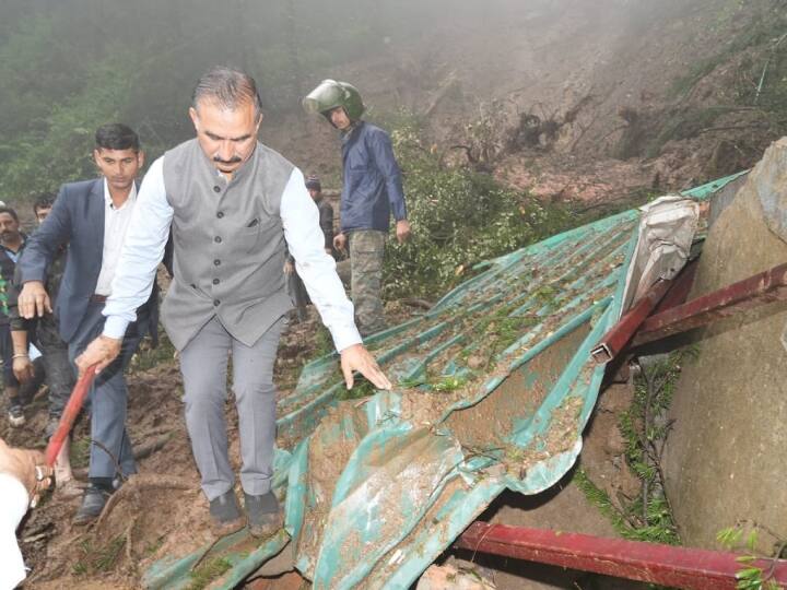 हिमाचल में भारी बारिश से नदी-नाले उफान पर हैं. भाखड़ा बांध के चारों गेट रविवार सुबह खोलने पड़े. करीब 8,000 क्यूसिक पानी छोड़ा गया है. पंडोह डैम के गेट भी बार-बार खोलने पड़ रहे हैं. बांध का पानी खतरे के निशान से मात्र सात फीट नीचे रह गया है.
