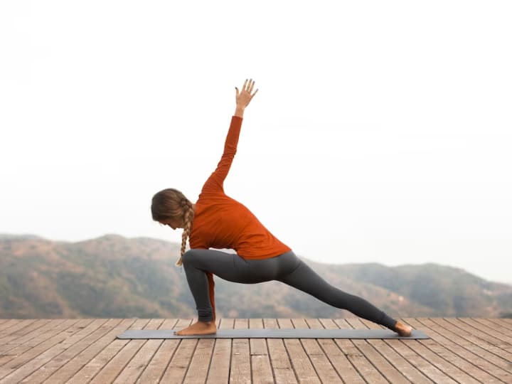 आजकल की खराब लाइफस्टाइल और अनहेल्दी फूड्स के कारण लोगों को कई तरह की स्वास्थ्य समस्याओं का सामना करना पड़ता है. जिसमें एनीमिया की समस्या आम है. शरीर में खून की कमी को दूर करने के लिए आप अपनी डाइट का विशेष ख्याल रखें, इसके अलावा कुछ योगासन करने से भी आपको फायदा मिलता है.