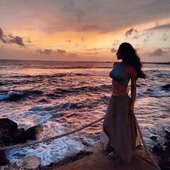 Mouni Roy Photos : கடற்கரையில் போஸ் கொடுக்கும் சீரியல் நடிகை மெளனி ராய்!