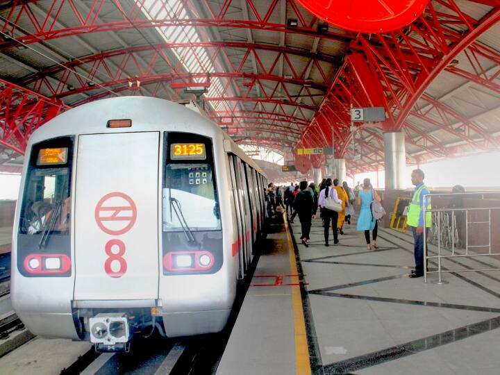 Record Breaking 71.03 lakh people traveled by Delhi Metro on September 4 DMRC released travel data Delhi Metro: दिल्ली मेट्रो ने अपना ही रिकॉर्ड तोड़ा, 4 सितंबर को 71 लाख से ज्यादा लोगों ने किया सफर