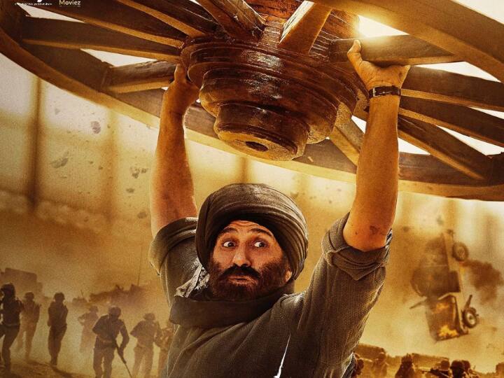 सनी देओले की फिल्म 'गदर 2' बॉक्स ऑफिस पर ताबड़तोड़ कमाई कर रही है. महज तीन दिन में फिल्म 137 की कमाई कर ली थी.