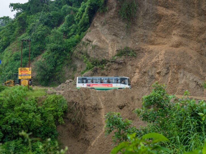 Rain Update: हिमाचल-उत्तराखंड में बारिश से भारी तबाही, 50 लोगों की मौत, कल के लिए IMD ने जारी किया अलर्ट | बड़ी बातें