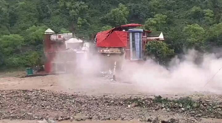 पूर आणि भूस्खलन झालेल्या ठिकाणी आपत्ती व्यवस्थापन विभाग, एसडीआरएफ, एनडीआरएफ आणि प्रशासनासाला निर्देश मुख्यमंत्र्यांकडून देण्यात आले आहेत. (PC:PTI)