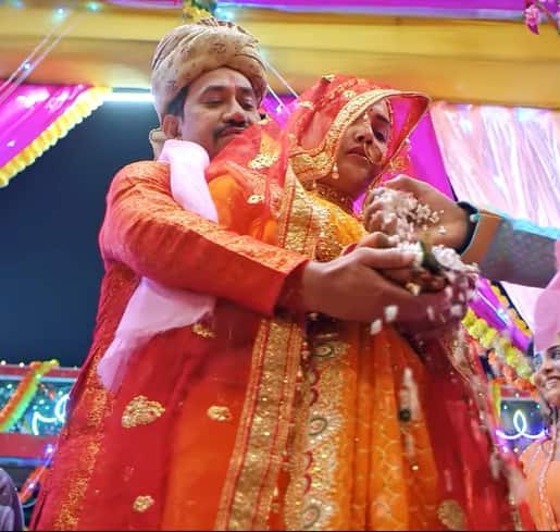 क्या दोनों भोजपुरी स्टार शादी कर चुके हैं? अगर आप ऐसा सोच रहे हैं तो जरा ठहरिए.दरअसल, ये फिल्म मंडप के ट्रेलर का एक सीन है.