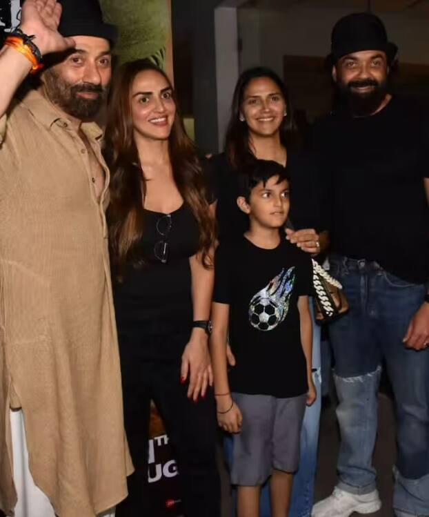 सोशल मीडिया पर ये तस्वीरें सामने आईं जिसमें ईशा देओल और आहना देओल अपने स्टेप ब्रदर्स सनी देओल और बॉबी देओल के साथ नजर आईं. ये ऐसा पहला मौका रहा जब इन चारो भाई बहनों को साथ एक फ्रेम में देखा गया.