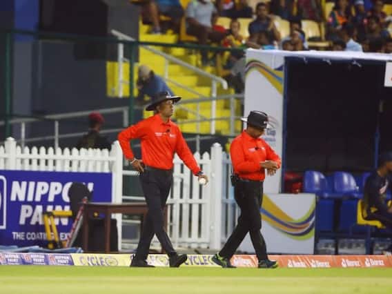 Cricket Rule: क्या अंपायर से टकराई गेंद पर लिया गया कैच होगा मान्य? जानिए क्या कहता है क्रिकेट का नियम Cricket Rule: क्या अंपायर से टकराई गेंद पर लिया गया कैच होगा मान्य? जानिए क्या कहता है क्रिकेट का नियम