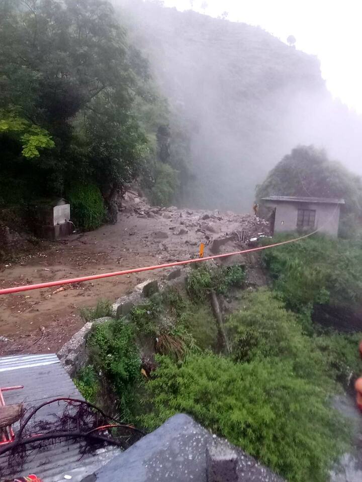 टिहरीचे उपविभागीय दंडाधिकारी आशिष घिलडियाल यांनी दिलेल्या माहितीनुसार, लालपुलजवळ सॉन्ग नदीच्या काठावर असलेल्या डेहराडून डिफेन्स अकादमीची इमारत सोमवारी पहाटे कोसळली. (PC:PTI)