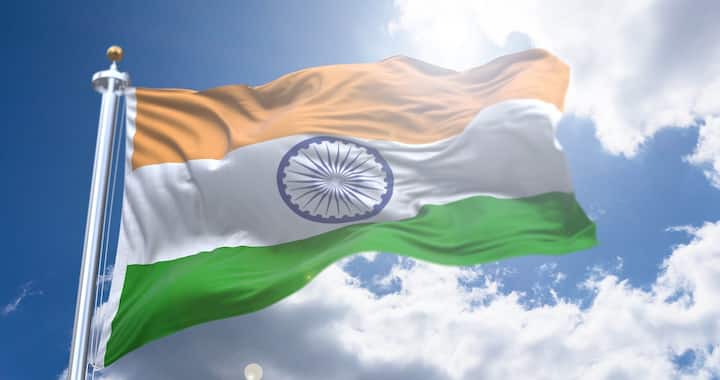 জাতীয় পতাকা সবসময় সুতি,সিল্ক বা খাদি দিয়ে তৈরি হওয়া উচিত। প্লাস্টিকের পতাকা উত্তোলন অবমাননাকর বলে মনে করা হয়।