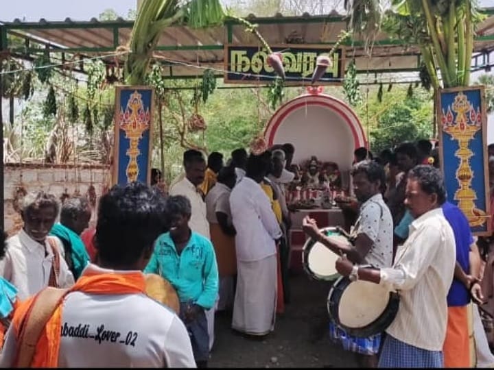 மதுரை வீரன் கோயில் திருவிழாவில் கவனத்தை ஈர்த்த  கோலாட்ட நடன நிகழ்ச்சி