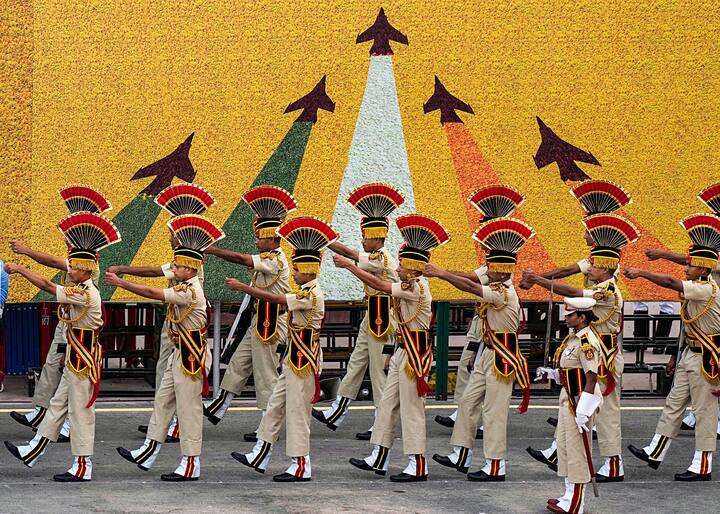 রাত পোহালেই স্বাধীনতা দিবস (Independence Day)। তার আগে দেশজুড়ে তুঙ্গে উঠেছে প্রস্তুতি। নয়াদিল্লিতে (New Delhi) তুঙ্গে প্রস্তুতি। ১৫ আগস্ট, দিল্লির লালকেল্লায় তিরঙ্গা উত্তোলন করবেন প্রধানমন্ত্রী নরেন্দ্র মোদি। প্রথা মেনে রাখবেন বক্তৃতা। এবারের অনুষ্ঠানে ১৮০০ জন বিশেষ অতিথি থাকবেন। ১৩ আগস্ট দিল্লিতে হয়েছে স্বাধীনতা দিবস উপযাপনের সম্পূর্ণ ড্রেস রিহার্সাল।