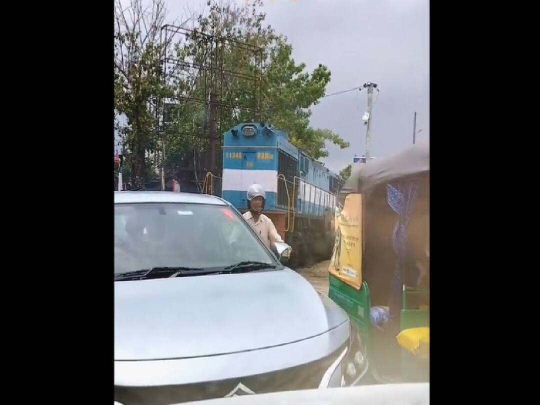 Watch Video: போக்குவரத்து நெரிசலில் சிக்கிய ரயில்.. பனாரஸில் நடந்த ஏ எப்புட்றா? சம்பவம்.. வைரலாகும் வீடியோ..!