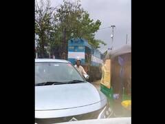 போக்குவரத்து நெரிசலில் சிக்கிய ரயில்.. பனாரஸில் நடந்த ஏ எப்புட்றா? சம்பவம்.. வைரலாகும் வீடியோ..!