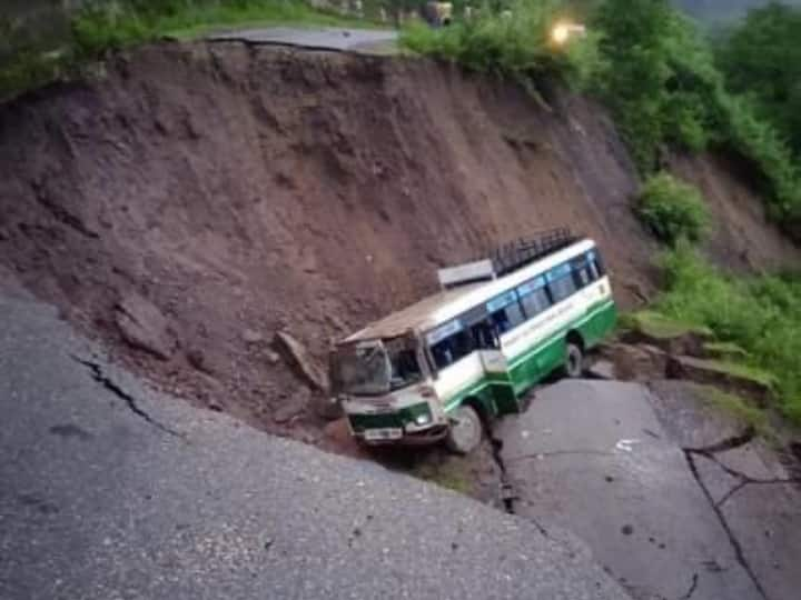 मंडी के थट्टा गांव में बादल फटने से बही HRTC बस, इलाके में भारी तबाही