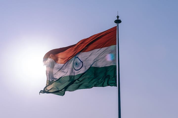 ভারতের জাতীয় পতাকা অন্য সব পতাকার উপরে রাখা উচিত। এর উপরে যেন অন্য  কোনও পতাকা উত্তোলন করা না হয়। তাহলে তা অন্যায়।