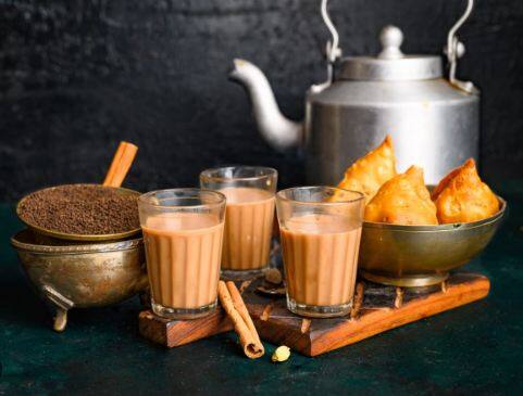 ਜੇ ਕੋਈ ਔਰਤ ਗਰਭਵਤੀ ਹੈ ਤਾਂ ਉਸ ਨੂੰ ਜ਼ਿਆਦਾ ਚਾਹ ਪੀਣ ਤੋਂ ਪਰਹੇਜ਼ ਕਰਨਾ ਚਾਹੀਦਾ ਹੈ। ਇਸ ਕਾਰਨ ਸਿਰਫ ਗਰਭਪਾਤ ਹੀ ਨਹੀਂ, ਬੱਚੇ ਨੂੰ ਜਨਮ ਦੇ ਸਮੇਂ ਭਾਰ ਘੱਟ ਹੋਣ ਦੀ ਸਮੱਸਿਆ ਹੋ ਸਕਦੀ ਹੈ। ਗਰਭ ਅਵਸਥਾ ਦੌਰਾਨ ਕੈਫੀਨ ਨਾਲ ਹੋਣ ਵਾਲੇ ਨੁਕਸਾਨ ਬਾਰੇ ਕੋਈ ਸਪੱਸ਼ਟ ਡੇਟਾ ਨਹੀਂ ਹੈ। ਹਾਲਾਂਕਿ, ਇਹ ਵੀ ਸਪੱਸ਼ਟ ਨਹੀਂ ਹੈ ਕਿ ਇਹ ਕਿੰਨਾ ਸੁਰੱਖਿਅਤ ਹੈ। ਹਾਲਾਂਕਿ, ਜ਼ਿਆਦਾਤਰ ਖੋਜਾਂ ਨੇ ਪਾਇਆ ਹੈ ਕਿ ਹਰ ਰੋਜ਼ 200-300 ਮਿਲੀਗ੍ਰਾਮ ਤੋਂ ਘੱਟ ਕੈਫੀਨ ਦਾ ਸੇਵਨ ਕਰਨਾ ਚਾਹੀਦਾ ਹੈ।