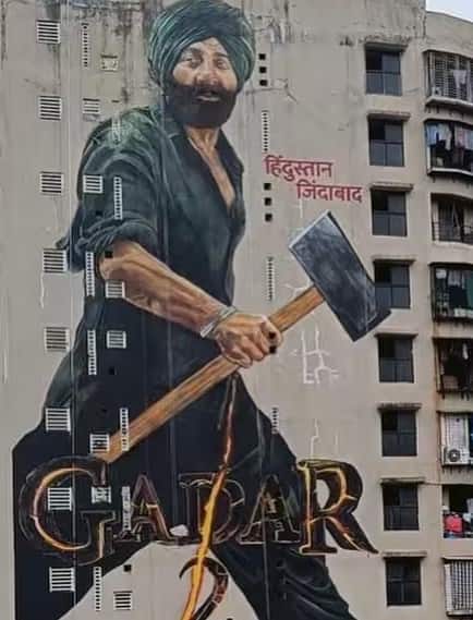 ગદર 2નો ક્રેઝ એટલો છે કે લોકો સની દેઓલની ફિલ્મ જોવા માટે ટ્રેક્ટર લઇને જઇ રહ્યા છે. ફિલ્મને મળેલા જબરદસ્ત પ્રતિસાદથી દેઓલ પરિવાર પણ ઘણો ખુશ છે.