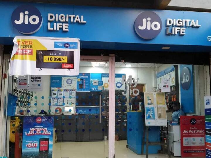 Jio independence day 2023 offer on 2999 annual plan get data calling and discount on flights hotel and online shopping स्वतंत्रता दिवस के मौके पर Jio ने लॉन्च किया खास प्लान, डेटा और कॉलिंग के अलावा मिल रहे ये फायदे