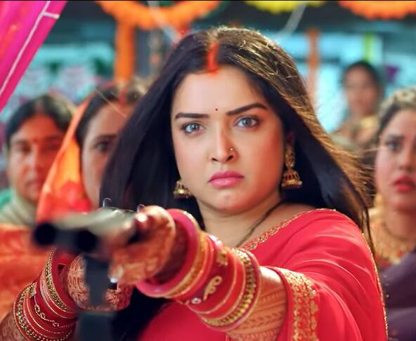 ट्रेलर में आम्रपाली बंदूक उठाए दूल्हे राजा के सीने पर बंदूक तानती दिखाई देती हैं.