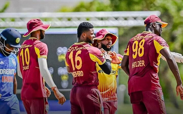 இந்திய அணியை சேர்ந்த யஷஸ்வி ஜெய்ஸ்வால் மற்றும் சுப்மன் கில் ஆட்டத்தை தொடங்கினர். இருவரும் சிறப்பாக ஆடுவார்கள் என்று எதிர்பார்க்கப்ட்ட நிலையில் இருவரும் ஒற்றை ரன்களில் ஆட்டம் இழந்தனர்.