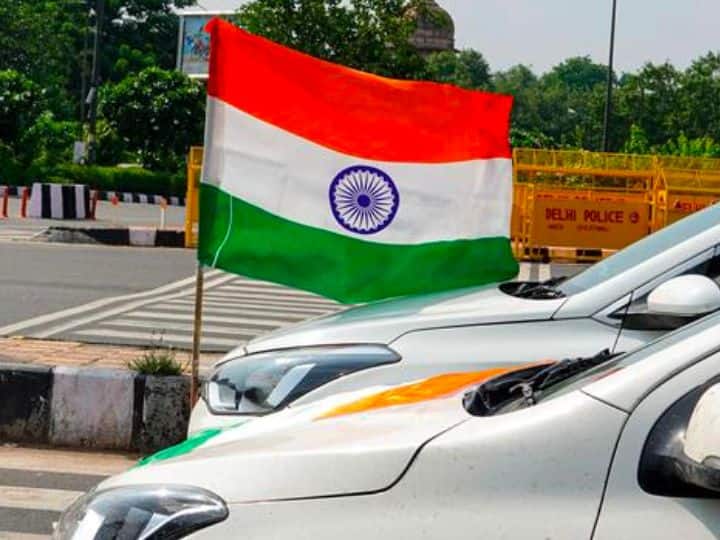 Happy Independence Day 2023 Only these special people have the right to put tricolor flag on their car Independence Day 2023 Special: सिर्फ इन खास लोगों को होता है अपनी गाड़ी पर तिरंगा झंडा लगाने का अधिकार