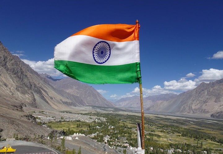 ২০০২ সালে Indian Flag Code বলে একটি আইন জারি হয়। তাতে রয়েছে একগুচ্ছ নিয়ম কানুন, যা ভাঙলে জরিমানা, এমনকী হাজতবাসও হতে পারে।