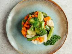 Broccoli Carrot Salad Recipe: बरसात में बनें रहना है हेल्दी, तो खाएं ब्रोकली गाजर सलाद