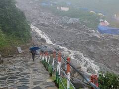Uttarakhand Weather: बारिश के बीच केदारघाटी में बादल फटा, मलबे की चपेट में आई छानी कैंप की 3 दुकानें, देखें तबाही का मंजर