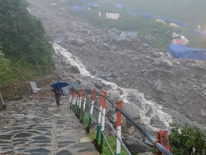 Kedarghati Cloudburst: बारिश के बीच केदारघाटी में बादल फटने से तबाही मच गई. 3 दुकानों के मलबे की चपेट में आने से मालिकों को भारी नुकसान हुआ है. टेंट में फंसे एक शख्स का रेस्क्यू किया जा रहा है.