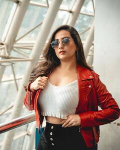 రెడ్ జాకెట్‌లో యాంకర్ మంజుషా - ‘హిడింబ’ ఎత్తుకుపోతాడు జాగ్రత్త!