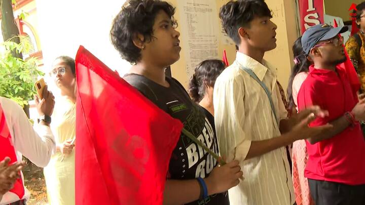 এর মধ্যেই অরবিন্দ ভবনের সামনে থেকে মিছিল শুরু করেন তৃণমূলপন্থী শিক্ষক-অশিক্ষক, পড়ুয়ারা। এই নিয়ে যাদবপুর ক্যাম্পাসে চাপা উত্তেজনা রয়েছে।