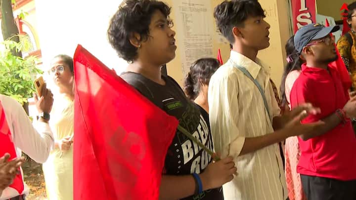 যাদবপুরের প্রথম বর্ষের পড়ুয়ার মৃত্যু ঘিরে বিশ্ববিদ্যালয় চত্বরে উত্তেজনা। অরবিন্দ ভবনের সামনে ছাত্র সংগঠন আইসা-র স্লোগান।