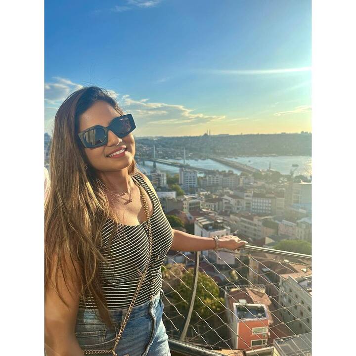 సీరియల్ లో చక్కగా చీరలు, చుడీడార్స్ లో కనిపించే వసు బయట మాత్రం ఫుల్ ట్రెండీ.