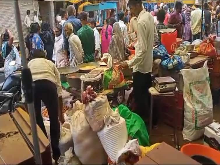Aurangabad News Clash between two groups in weekly market Maharashtra Marathi News Aurangabad : आठवडी बाजारात तरुणांच्या हुल्लडबाजीनंतर दोन गटात तुंबळ हाणामारी; अफवांवर विश्वास न ठेवण्याचे पोलिसांचे आवाहन