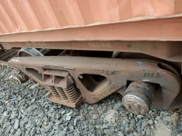 Goods train derailed near Mehmedabad, one side tracked closed મહેમદાવાદ પાસે ગુડ્સ ટ્રેન પાટા પરથી નીચે ઉતરી, એક સાઇડનો ટ્રેક કરવામાં આવ્યો બંધ