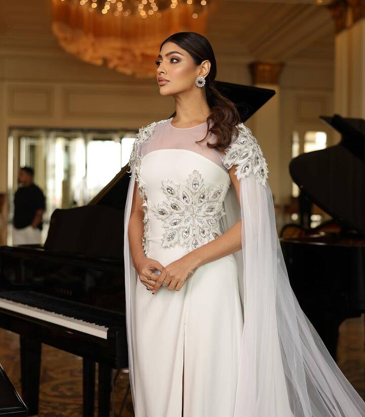 આકાંક્ષા પુરીએ વ્હાઈટ કલરના ડ્રેસમાં ખૂબ જ શાનદાર તસવીરો શેર કરી છે. એક્ટ્રેસ આ સિમ્પલ લૂકમાં ખૂબ જ સુંદર લાગી રહી છે.