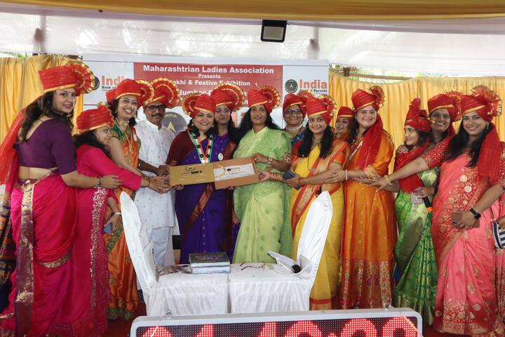 भारत माता की जय...च्या जयघोषात तब्बल 403 महिला आणि पुरुषांनी फेटे बांधून महाराष्ट्राच्या संस्कृतीचे दर्शन घडविण्यासोबतच एकाच ठिकाणी सर्वाधिक फेटे बांधण्याचा इंडिया बुक आॅफ रेकॉर्डस मध्ये विक्रम प्रस्थापित केला.