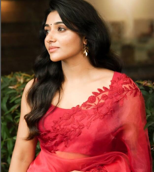 படத்தில் கணவனை இழந்த பெண்ணாக அவர் நடித்துள்ளார். இதனைப் பார்த்த ரசிகர்கள் கணவர் வசந்த் ரவியிடமே , ‘உங்க பொண்டாட்டிக்கு வாழ்க்கை கொடுக்க பொண்ணு கேட்டு வந்துருக்கேன்’ என மீம்ஸ்களை தெறிக்க விட்டுள்ளனர்.
