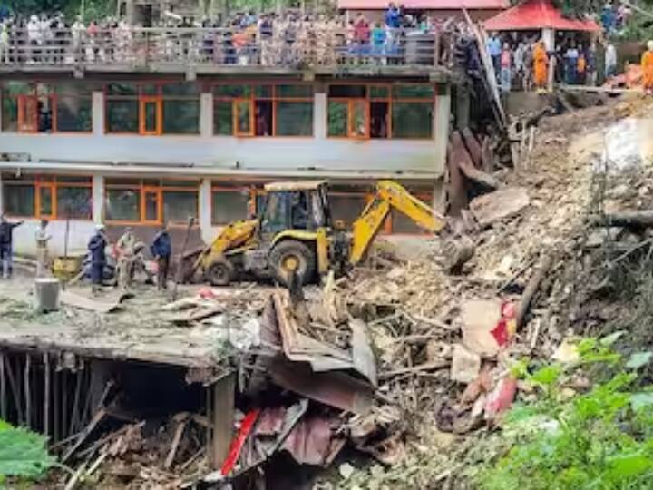हिमाचल प्रदेश के शिमला में आज सुबह बड़ा हादसा हुआ है. यहां भारी बारिश के चलते भूस्खलन हो गया. भूस्खलन की चपेट में शिव मंदिर आ गया.