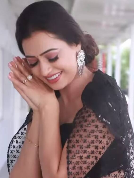 బ్లాక్ డ్రెస్ లో తెగ సిగ్గు పడుతున్న సౌమ్య రావ్ - వీడియో వైరల్