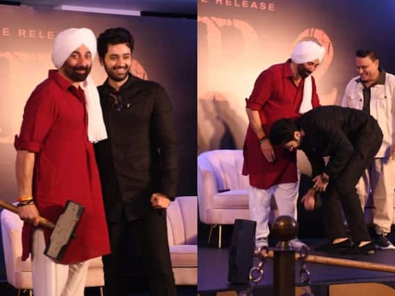 Gadar 2 की बंपर सक्सेस, प्रेस कॉन्फ्रेंस में हथौड़ा लेकर पहुंचे एक्टर, उत्कर्ष शर्मा ने छूए सनी देओल के पैर Gadar 2 की बंपर सक्सेस, प्रेस कॉन्फ्रेंस में हथौड़ा लेकर पहुंचे एक्टर, उत्कर्ष शर्मा ने छूए सनी देओल के पैर