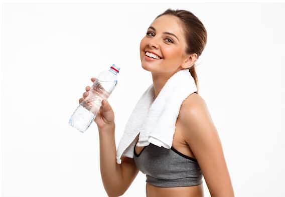 ઓછું પાણી પીવાથી તમારી ત્વચા પર પણ અસર થઈ શકે છે. તમારી ત્વચા શુષ્ક, નિર્જીવ અને નિસ્તેજ દેખાય છે.