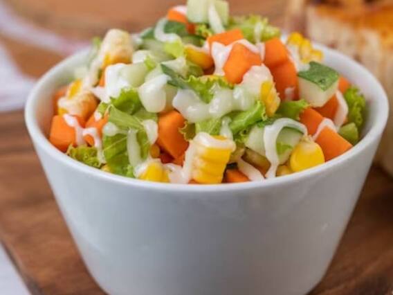 Broccoli Carrot Salad Recipe: बरसात में बनें रहना है हेल्दी, तो खाएं ब्रोकली गाजर सलाद