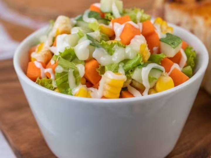 इस बीच, सलाद की ड्रेसिंग तैयार करने के लिए मध्यम आंच पर एक पैन रखें और उसमें थोड़ा सा तेल गर्म करें. गर्म तेल में राई डालें और 20-30 सेकेंड तक भूनने दें. पैन में गरम मसाला और जीरा पाउडर डालें.मसाले को थोड़ी देर तक भूनने दीजिए और फिर पैन को आंच से उतार लीजिए. तले हुए मसालों को प्याले में निकाल लीजिए. नींबू का रस और नमक और काली मिर्च डालें और मिलाएं.